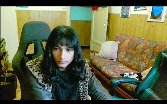 Snapshot of calliemaggotbone chatting on December 20, 2:13 pm calliemaggotbone online show from December 20, 2:13 pm