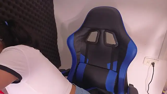 Snapshot of Cuteprincess21 chatting on February 20, 2:30 am Cuteprincess21 online show from February 20, 2:30 am