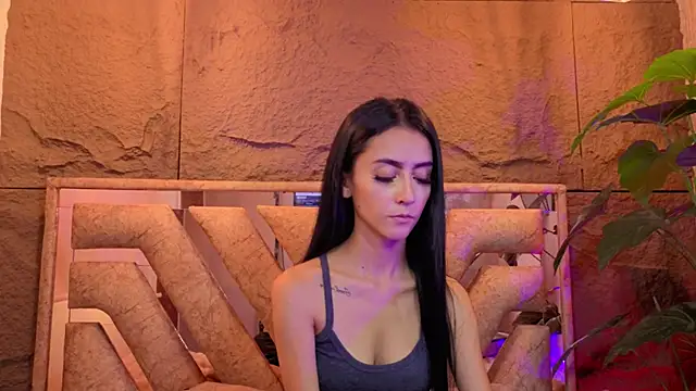Coralinnee  online show from July 6, 8:11 pm