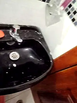 Snapshot of Alexisllanos chatting on December 21, 5:03 am Alexisllanos online show from December 21, 5:03 am