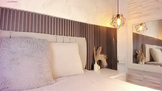 SHANONCLARK online show from November 23, 11:10 am