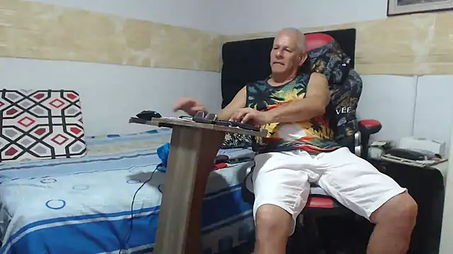 VALENTINO1983  online show from September 14, 6:23 am