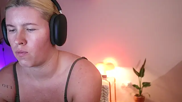 moonamii online show from December 4, 8:51 pm