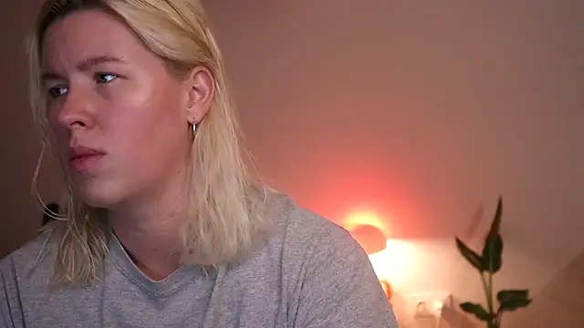 moonamii online show from December 10, 2:17 pm