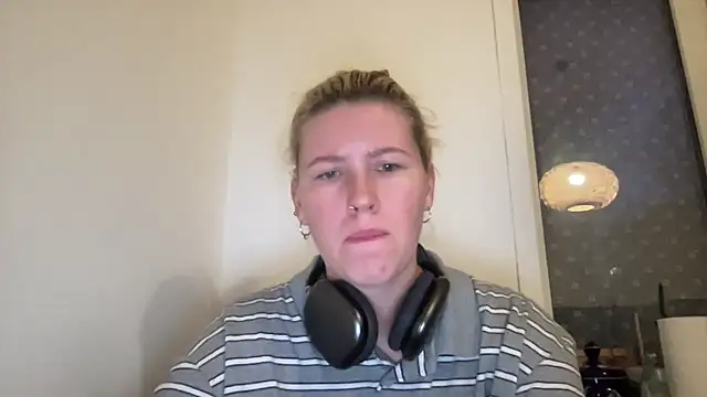 moonamii online show from December 21, 1:42 pm