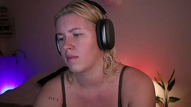 moonamii online show from January 10, 4:30 pm