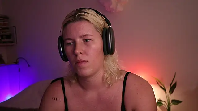 moonamii online show from January 27, 4:11 pm