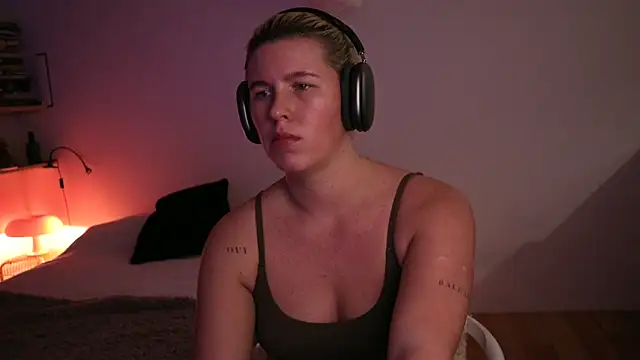 moonamii online show from February 18, 10:58 pm