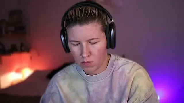 moonamii online show from March 4, 6:39 pm