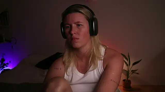 moonamii online show from September 29, 7:40 pm