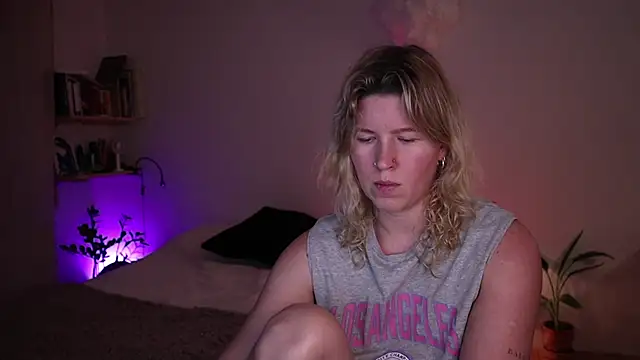 moonamii online show from December 3, 8:29 pm