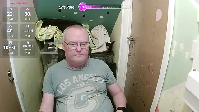 Snapshot of FriendlyDave chatting on February 7, 8:22 am FriendlyDave online show from February 7, 8:22 am