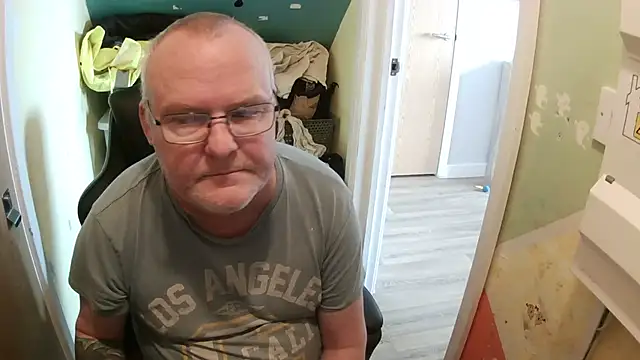 Snapshot of FriendlyDave chatting on February 9, 10:20 am FriendlyDave online show from February 9, 10:20 am