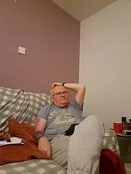 Snapshot of FriendlyDave chatting on February 9, 11:15 pm FriendlyDave online show from February 9, 11:15 pm