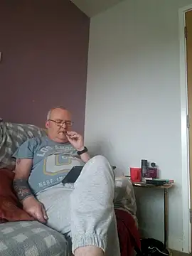 Snapshot of FriendlyDave chatting on February 10, 8:20 am FriendlyDave online show from February 10, 8:20 am