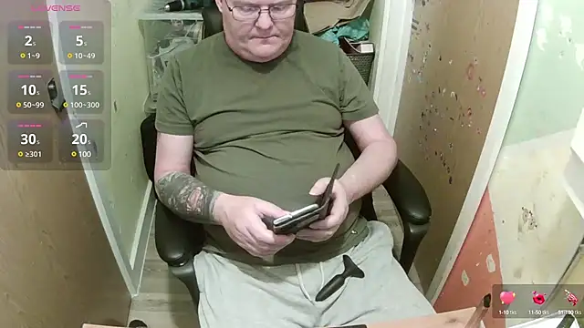 Snapshot of FriendlyDave chatting on February 24, 9:32 am FriendlyDave online show from February 24, 9:32 am