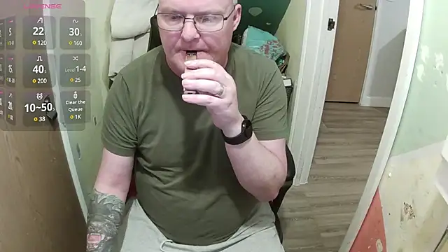 Snapshot of FriendlyDave chatting on March 6, 7:32 pm FriendlyDave online show from March 6, 7:32 pm