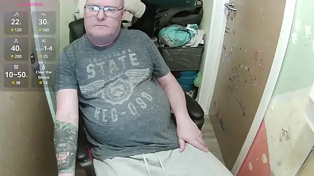 Snapshot of FriendlyDave chatting on March 11, 4:40 pm FriendlyDave online show from March 11, 4:40 pm