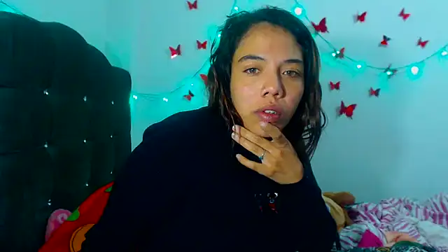 Snapshot of AmaraRoberts420 chatting on December 16, 12:59 am AmaraRoberts420 online show from December 16, 12:59 am