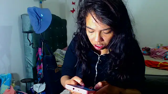 AmaraRoberts420 online show from December 14, 4:45 pm