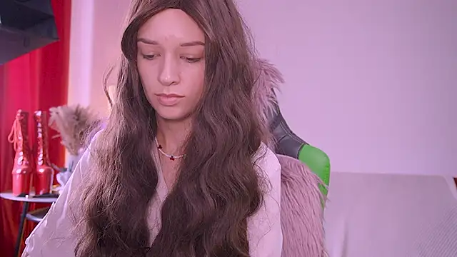 VivianLy  online show from June 13, 8:34 am