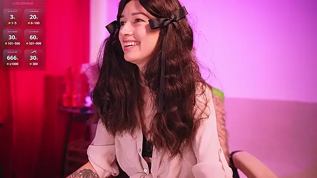 VivianLy  online show from June 27, 10:20 am