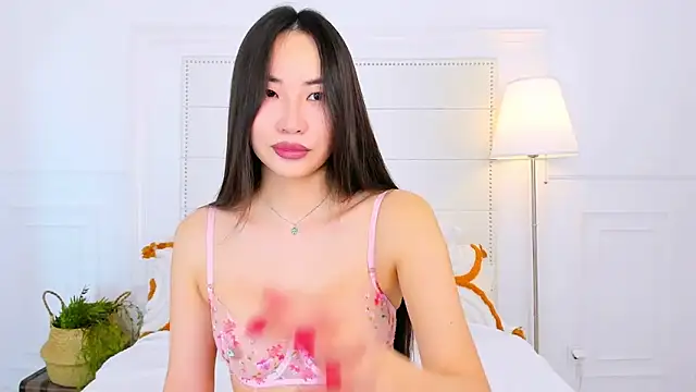 Snapshot of NaomiYuu chatting on February 6, 2:27 am NaomiYuu online show from February 6, 2:27 am