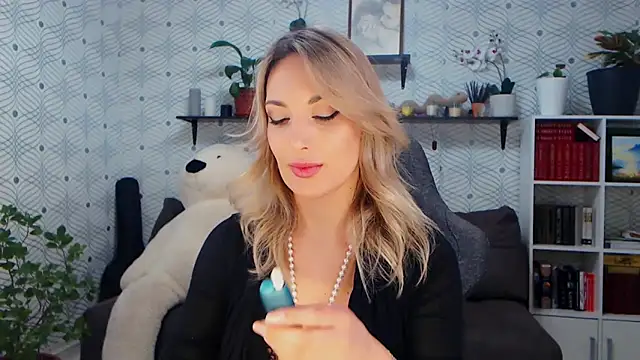 MillaXQueen online show from February 5, 1:16 pm