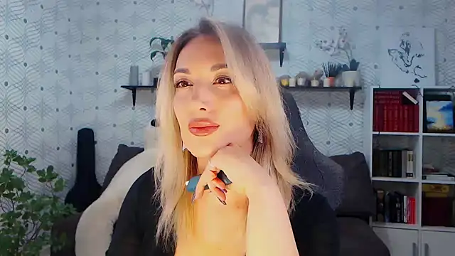 MillaXQueen online show from May 14, 11:17 am