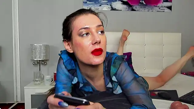 JuliaHunts online show from November 24, 5:45 pm