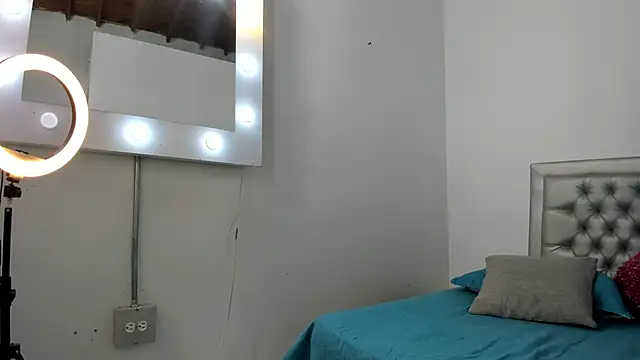 Snapshot of SEXXYLATINCOUPLE1 chatting on November 6, 10:05 am SEXXYLATINCOUPLE1 online show from November 6, 10:05 am