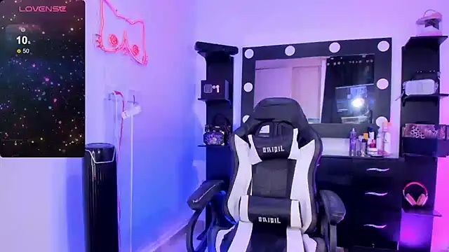 miss kitty online show from December 22, 1:23 am