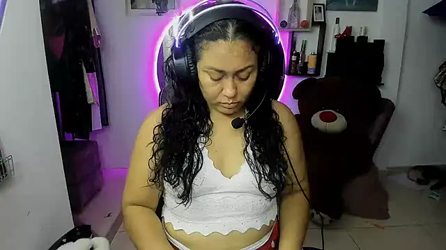 Snapshot of AliceFox_Milf chatting on March 21, 3:33 am AliceFox Milf online show from March 21, 3:33 am