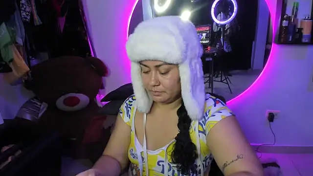 Snapshot of AliceFox_Milf chatting on April 1, 5:41 am AliceFox Milf online show from April 1, 5:41 am