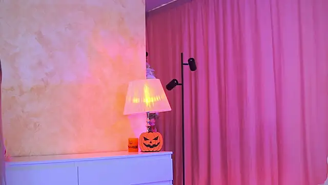 ArtTeasee online show from November 6, 9:32 am