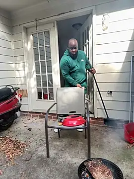 Snapshot of africandickxxl chatting on November 15, 5:20 pm africandickxxl online show from November 15, 5:20 pm