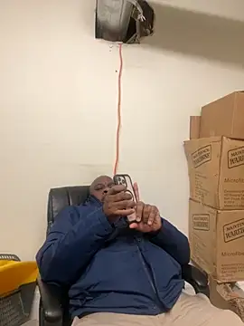 Snapshot of africandickxxl chatting on November 17, 3:40 pm africandickxxl online show from November 17, 3:40 pm