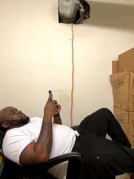 Snapshot of africandickxxl chatting on November 25, 1:22 pm africandickxxl online show from November 25, 1:22 pm