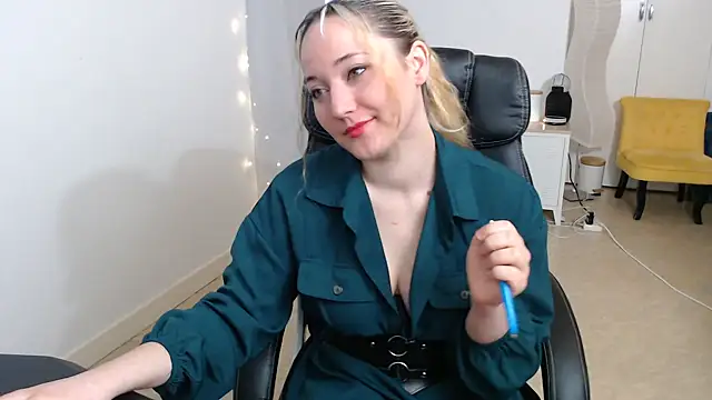 Crystal-dreamt online show from October 13, 8:14 am