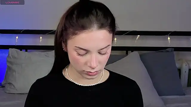 sinthiaroze online show from October 18, 5:25 pm