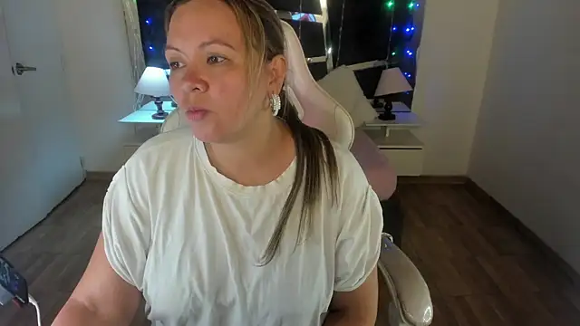 Snapshot of victoria_rosse520 chatting on February 25, 8:30 pm victoria rosse520 online show from February 25, 8:30 pm