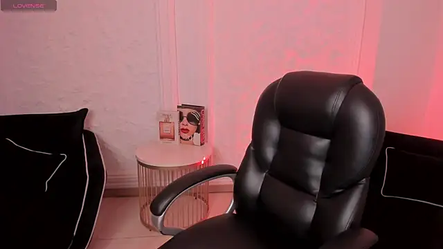 MileyCruz  online show from April 3, 7:45 pm