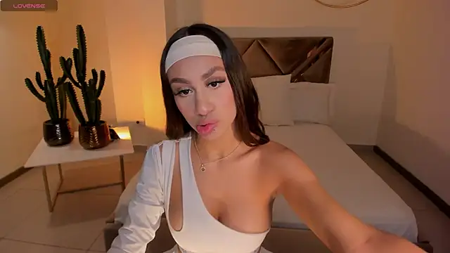 DannaCruz online show from March 6, 7:10 pm