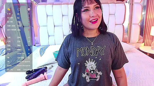 valkiria moore online show from February 1, 8:05 pm