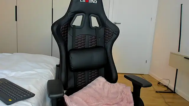 Snapshot of june_desire chatting on January 11, 2:04 pm june desire online show from January 11, 2:04 pm