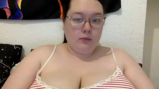 Snapshot of Sexycurvyemilyy chatting on February 6, 8:45 pm Sexycurvyemilyy online show from February 6, 8:45 pm
