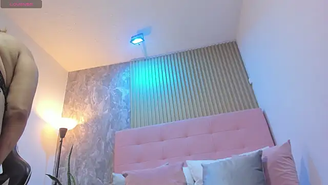 victoria  milf  online show from December 3, 8:07 pm