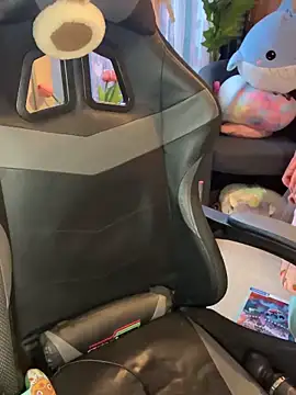 LaPetitechienne1 online show from February 13, 7:45 am