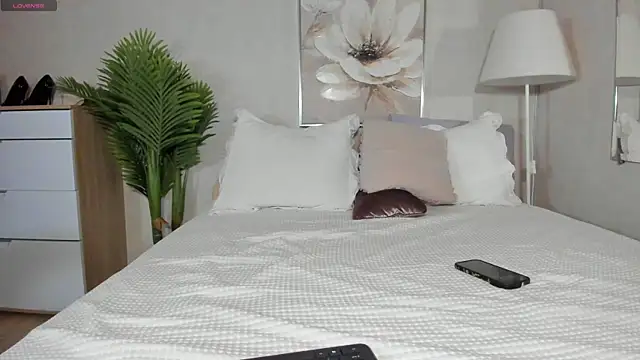 Snapshot of Your_Wet_Desire chatting on December 8, 4:04 am Your Wet Desire online show from December 8, 4:04 am