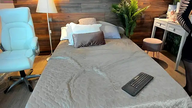 Snapshot of Your_Wet_Desire chatting on January 15, 8:30 am Your Wet Desire online show from January 15, 8:30 am